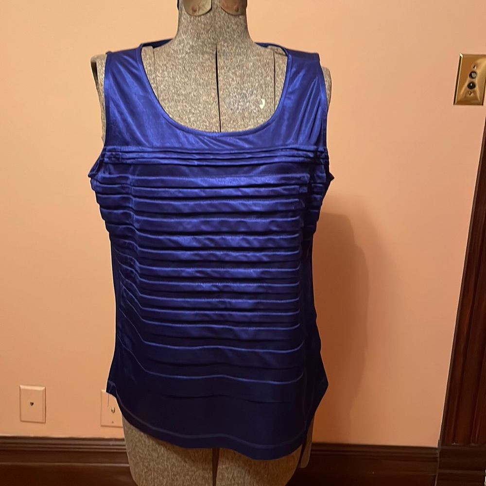 Sleeveless tank. 100% polyester. Travelers collection. Non smoking home.